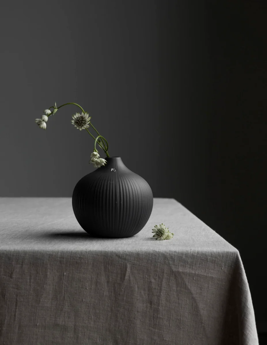 STOREFACTORY Fröbacken Vase Medium dark grey – Bild 2